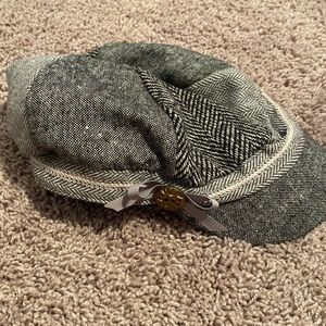 Black and white hat 1 size never worn